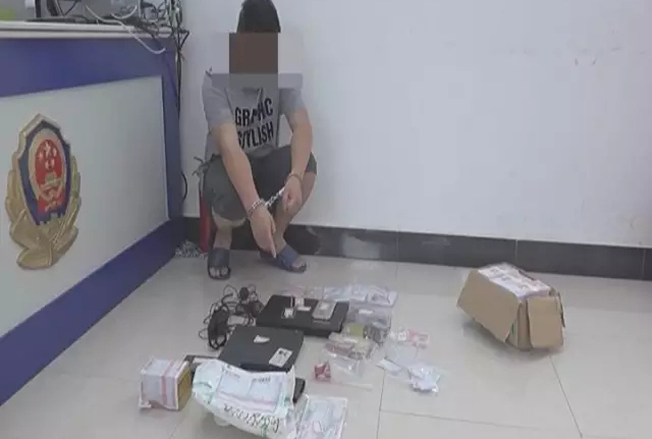 在網上炫富咱們也見怪不怪了。前段時間，家住梅州大埔縣的劉某也碼起幾大堆“百元大鈔”在網上稱“土豪”。可就在前天，大埔警方在開展“2016颶風”專項打擊整治行動中，劉某卻被公安機關給抓了！他的“土豪”身份也被拆穿，竟然是個電信詐騙分子。
