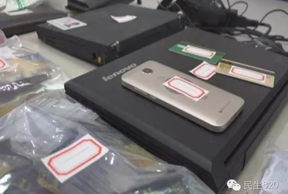 在網上炫富咱們也見怪不怪了。前段時間，家住梅州大埔縣的劉某也碼起幾大堆“百元大鈔”在網上稱“土豪”。可就在前天，大埔警方在開展“2016颶風”專項打擊整治行動中，劉某卻被公安機關給抓了！他的“土豪”身份也被拆穿，竟然是個電信詐騙分子。