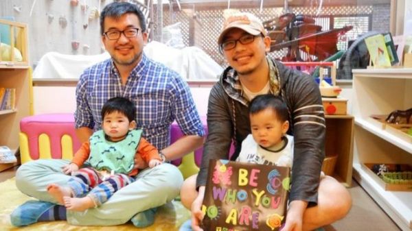 Jay Lin(左)和他的同性伴侶Jona Chen共同撫養(yǎng)一對雙胞胎兒子。(BBC)
