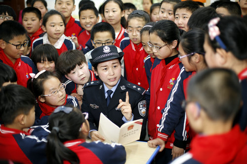 資料圖片：2017年4月14日，衡水市公安局桃城分局何莊派出所民警在衡水市新苑小學為學生們講解國家安全相關知識。新華社記者 朱旭東 攝