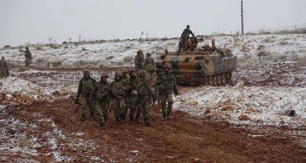 資料圖:2016年12月29日,巴卜城外的土耳其政府軍。