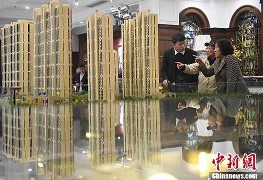 資料圖：山西太原，置業(yè)顧問為民眾推薦商品房戶型。 <a target='_blank' href='http://www.chinanews.com/' _fcksavedurl='http://www.chinanews.com/'></p></table>中新社</a><p>　　記者 韋亮 攝