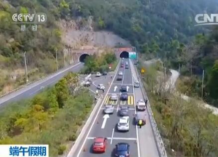 道路交通方面。公安部交管局的消息說，端午小長假期間，全國主要高速公路、國道省道通行秩序正常，沒有發生長時間、長距離、大范圍交通擁堵，交通事故起數同比下降。