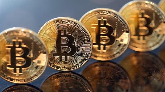 新浪美股訊 北京時間31日下午CNBC稱，曾準確預測比特幣今年漲勢的一位分析師表示，這種加密貨幣的價格在10年內有望沖上10萬美元，意味著從近期的創紀錄高位進一步上漲3483%。