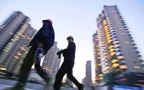 長期因?yàn)槿丝诘牧魅搿⒘鞒鲆约澳挲g結(jié)構(gòu)決定一個(gè)地方房價(jià)的基本面；短期看金融，因?yàn)槔屎透軛U的調(diào)整使得居民購房支出提前或是推遲。金融問題待會(huì)兒講，我們先說人口的問題。