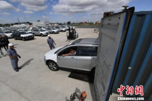 這些整車將通過“長滿歐”班列出口到俄羅斯。 張瑤 攝