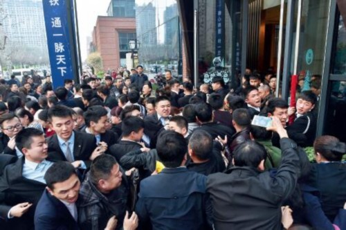 　　2016年3月16日，合肥濱湖一售樓部認籌現場，因為購房人太多，場面一度混亂。因為怕人多，原本下午4 點半結束認籌，結果兩點不到就被保安關上大門不讓進入。