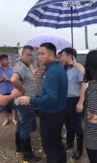 嚴(yán)重警告：長沙干部救災(zāi)時(shí)女子幫撐傘嚼檳榔