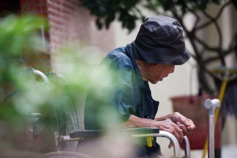 養(yǎng)老金個人賬戶兩難，是“以富濟貧”，還是鼓