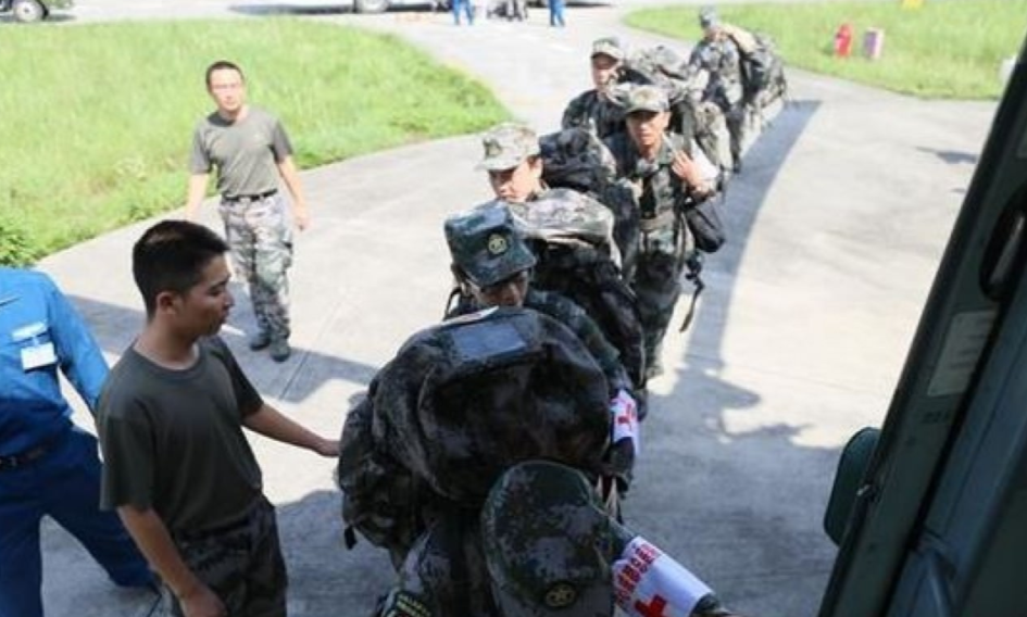 解放軍直升機救災