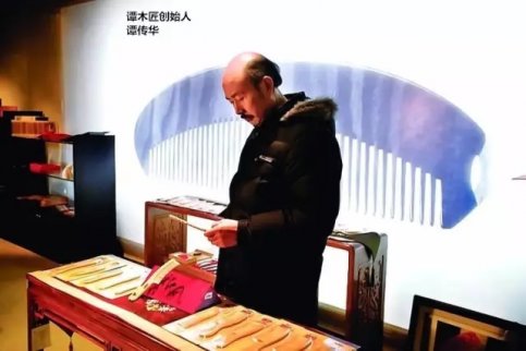 一年賣330萬把梳子賺上億，殘疾富豪譚傳華20年堅守一把梳子