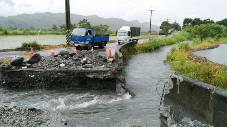 臺風(fēng)掠過臺灣造成道路塌方