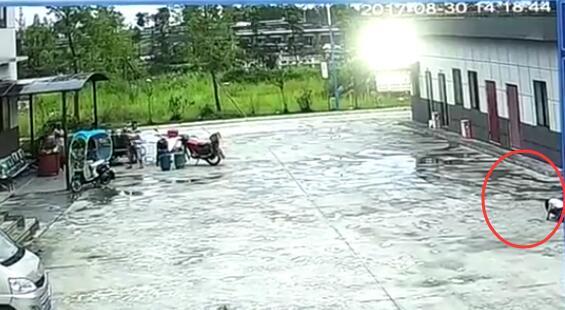 父親駕車撞倒9歲女兒致其死亡 盲區的錯