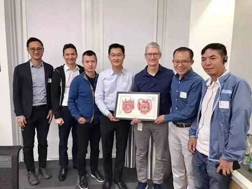 在iPhone8發(fā)布前夜，騰訊一干“大佬”突然造訪，讓人遐想聯(lián)翩。另?yè)?jù)8月29日消息，蘋果App Store和Apple Music已開始支持微信支付。