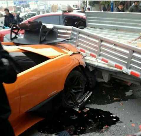 豪爽！蘭博基尼車主撞了貨車 直接把豪車賠給貨車司機！