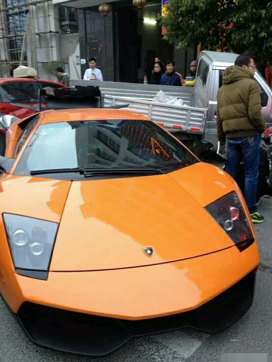 豪爽！蘭博基尼車主撞了貨車 直接把豪車賠給貨車司機！