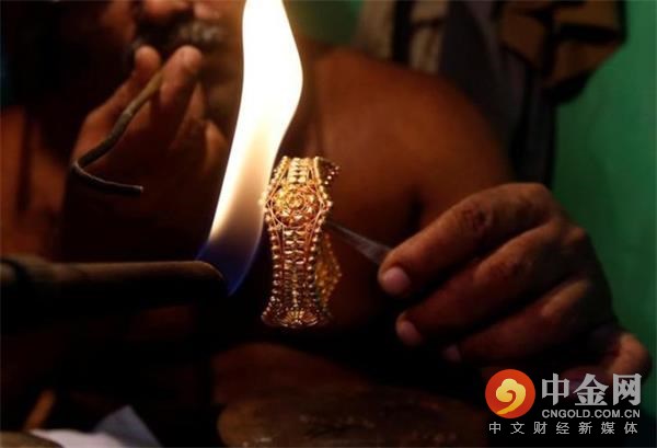 “如果你問我，我是不會購買黃金的，即使排燈節(Diwali)要來了”，來自大宗商品經紀商Angel Commodities Broking的首席分析師Prathamesh Mallya說，“全球發生了很多事情推高了金價。如果朝鮮下星期再發射一枚導彈，你將看到價格再次升高”。