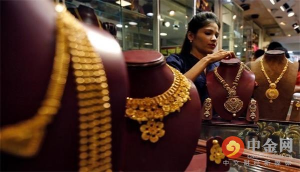 “如果你問我，我是不會購買黃金的，即使排燈節(Diwali)要來了”，來自大宗商品經紀商Angel Commodities Broking的首席分析師Prathamesh Mallya說，“全球發生了很多事情推高了金價。如果朝鮮下星期再發射一枚導彈，你將看到價格再次升高”。