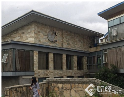 揭秘：高冷周董為她跪地半小時 張藝興住豪宅卻被起訴