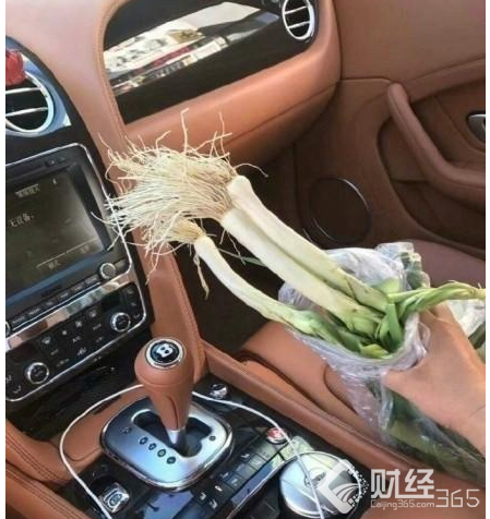 給力！大爺出門撞豪車 善良車主：不用賠 