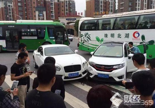 給力！大爺出門撞豪車 善良車主：不用賠 