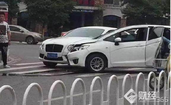 給力！大爺出門撞豪車 善良車主：不用賠 