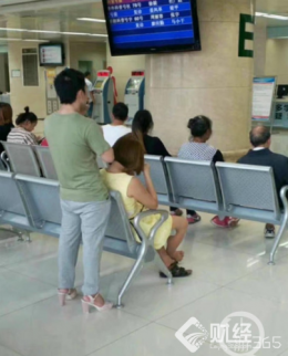 男子換穿妻子高跟鞋站醫院候診 眾網友羨慕
