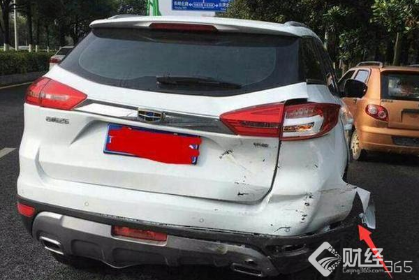 百萬(wàn)豪車撞上國(guó)產(chǎn)吉利 讓車主難以置信的事情發(fā)生了