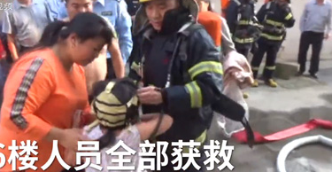 點贊！居民樓起火 她卻用一張紙條救了全家人