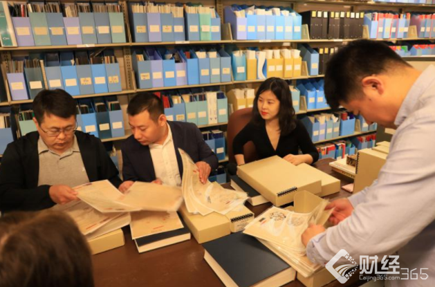 哈爾濱市社科院七三一問題研究專家在美國國會圖書館查閱資料