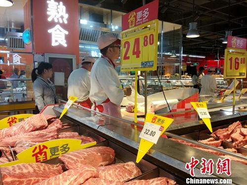 市民正在超市里購物。中新網記者 李金磊 攝