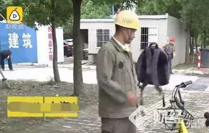 數萬元婚飾完璧歸趙 共享單車撿30萬一位農民工卻這樣做