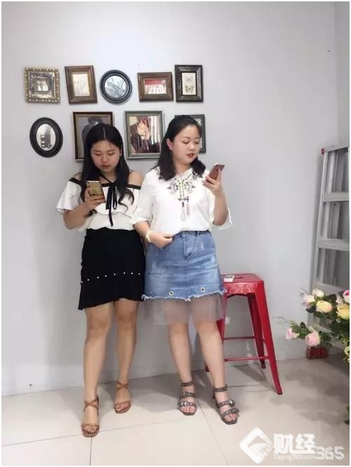 你在看，她在賺 試試衣服，拍拍照 月入萬元尋常事！
