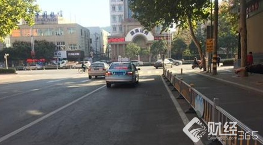 驚險!兩車別停 沒想到私家車卻把女司機拖拽數十米