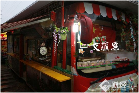 開餐廳，搞攝影 普普通通的大巴車讓他們玩出新花樣！