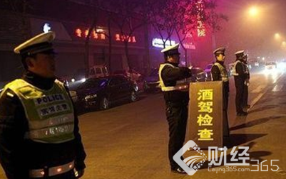 明知故犯！酒駕連撞4車致5人受傷，誰在背后為交警撐腰？