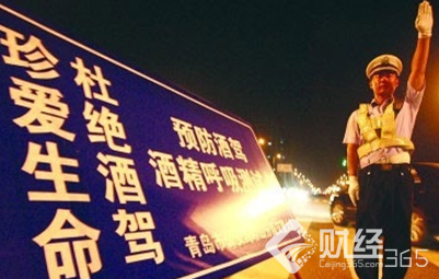 明知故犯！酒駕連撞4車致5人受傷，誰在背后為交警撐腰？