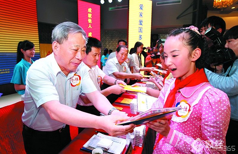 身家千億的嚴(yán)介和：有人說他大師 有人說他騙子