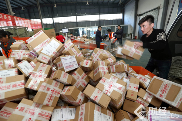 江蘇連云港的物流集散中心成堆的包裹