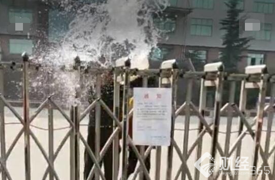 藍翔潑水