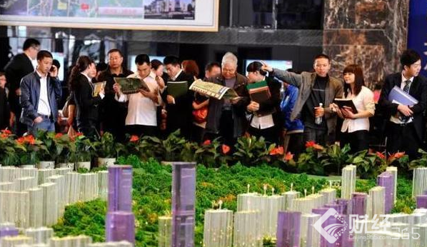 中國樓市正在上演怪異的一幕：房地產業危機四伏