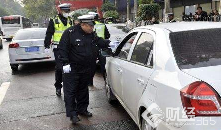 聚焦|霸氣市民自貼罰單 要違規警車一個完美解釋