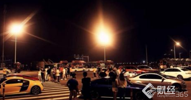 1“飆車黨”逼停公交車司機(jī) 上演“炫技”比賽
