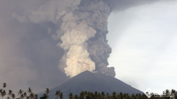 <b>巴厘島阿貢火山噴發，6萬旅客滯留機場10萬民眾緊急疏散</b>