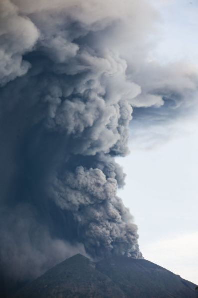 巴厘島火山隨時大爆發，印尼拉響最高警戒