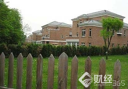 諶龍求婚成功：揭秘女友家庭背景 私人豪宅竟遭曝光!