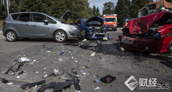 發狂的脫檢奔馳車主暴力抗法!這場翻車事故3人死亡!