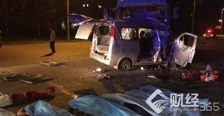 發狂的脫檢奔馳車主暴力抗法!這場翻車事故3人死亡!