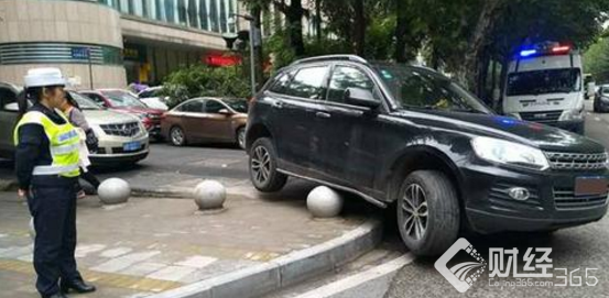 女子路虎停馬路邊 一夜之間成“光桿司令”！