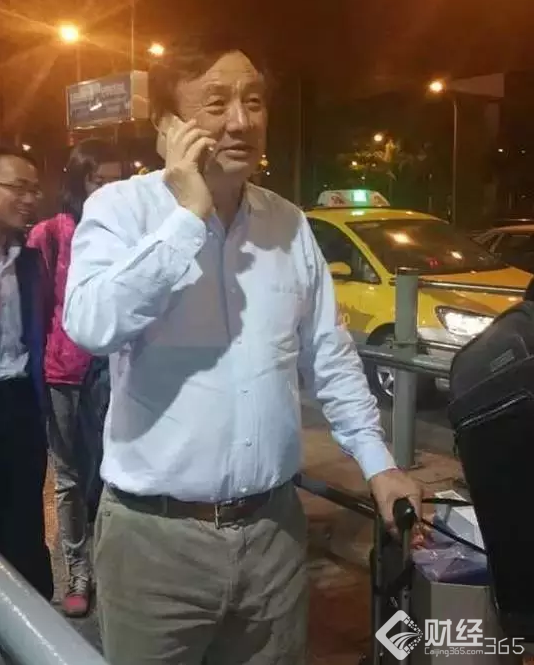 富而不奢！任正非食堂排隊(duì)打飯，董明珠獨(dú)自一人坐火車